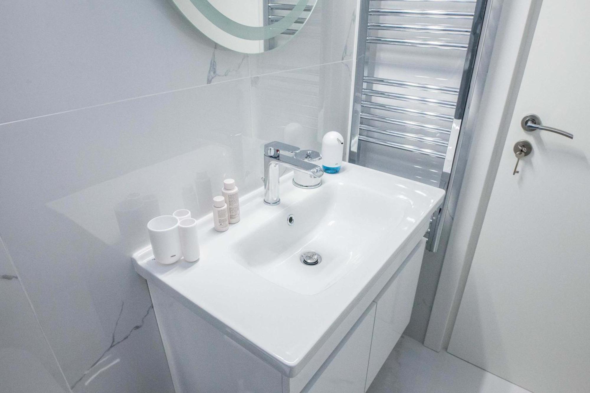 Central 2 Bd Apt With Balcony By Monastiraki أثينا المظهر الخارجي الصورة