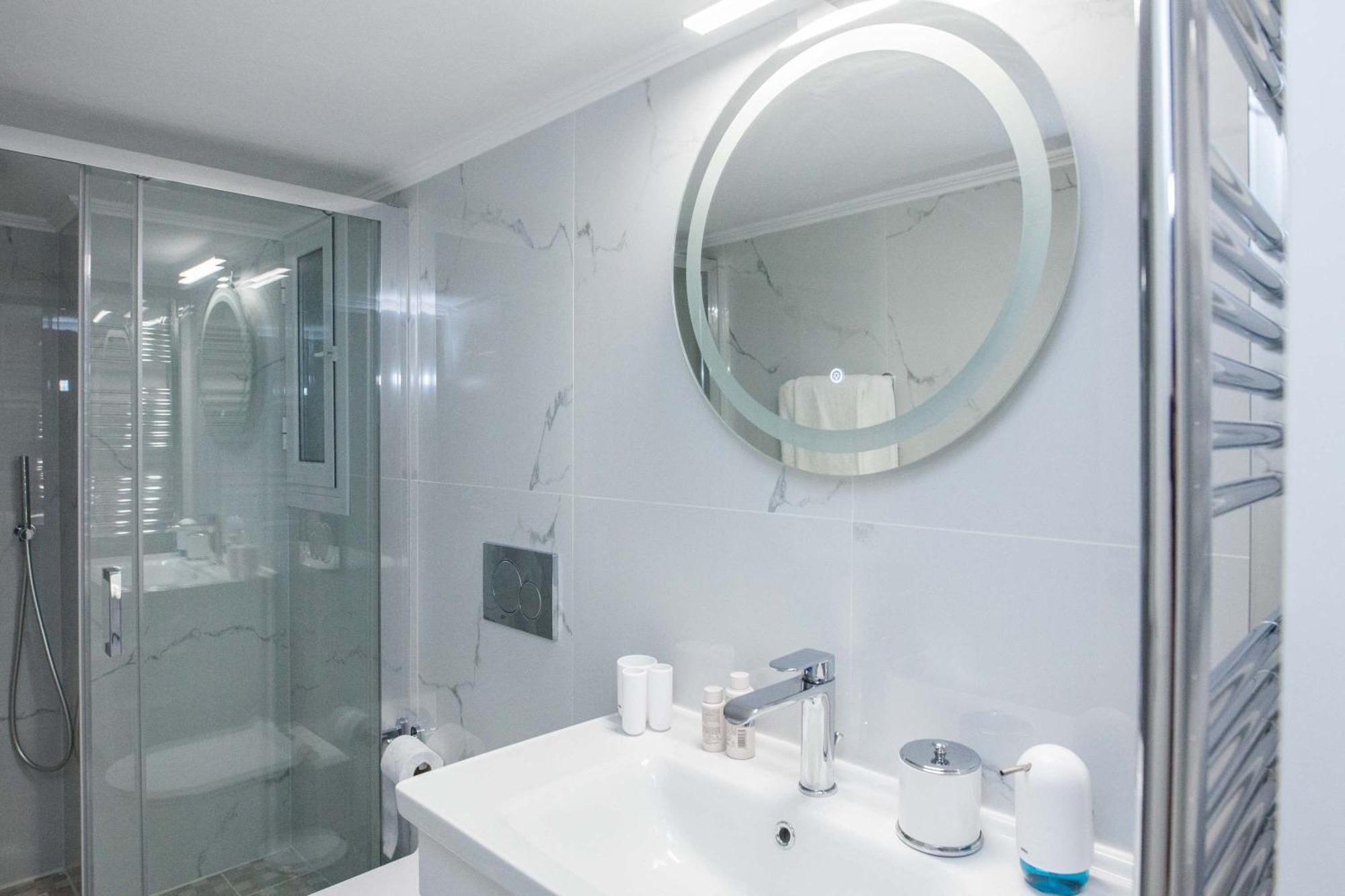 Central 2 Bd Apt With Balcony By Monastiraki أثينا المظهر الخارجي الصورة